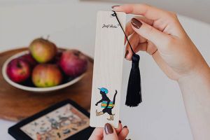 Holzlesezeichen Kater Mikesch – Josef Lada © 