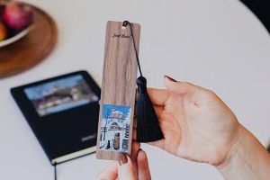 Holzlesezeichen Nachtwächter mit Hund – Josef Lada ©