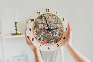 Holzuhr – Die Wirtshausschlägerei – Josef Lada ©