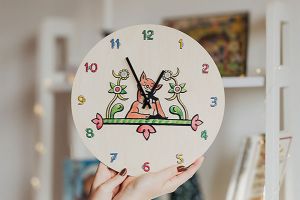 Holzuhr – Die schlaue Patin Fuchs – Josef Lada ©