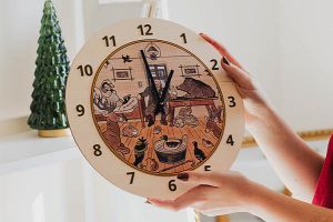 Holzuhr – Tiere im Forsthaus überwintern – Josef Lada ©