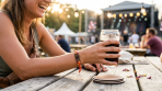 Geflochtenes Armband aus Kordel mit Holzelement Neon 