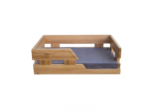 Hundebett aus Holz mit orthopädischer Matratze Hundebett aus Holz mit orthopädischer Matratze