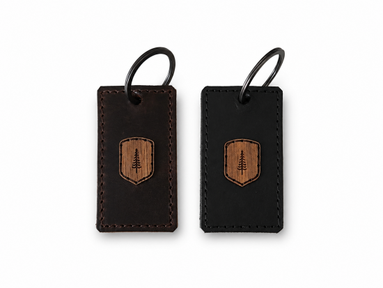 Leder-Schlüsselanhänger mit Holzlogo Leder-Schlüsselanhänger mit Holzlogo