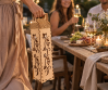 Holzverpackung für Wein mit Traubenmotiv