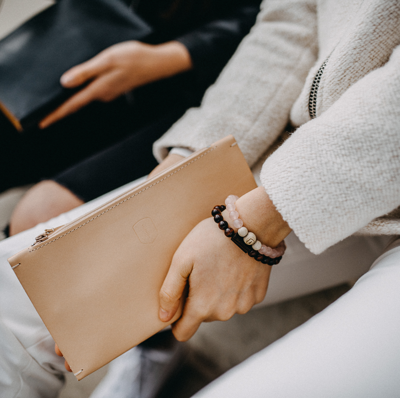 product_model_fashion_woman_clutch_lux_clutch_bracelet_rose_tauris_bracelet_267